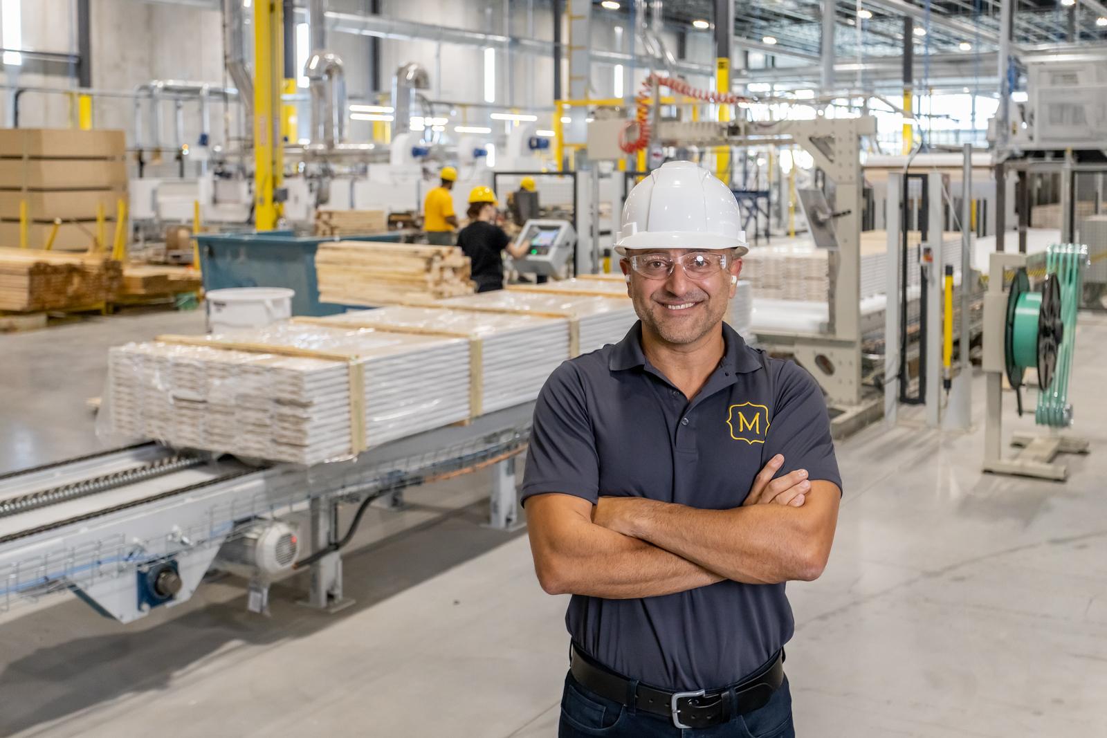 Empleado de Metrie con casco blanco en nuestra planta de fabricación