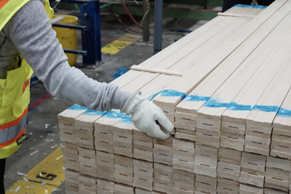 Madera maciza apilada por un trabajador