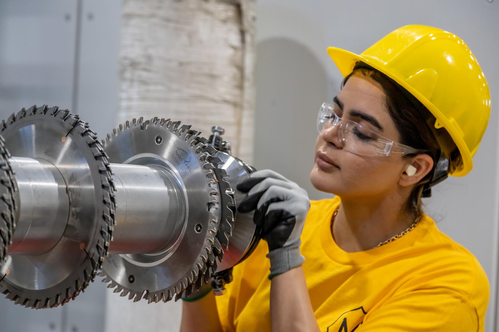 Mujeres con casco en Metrie trabajando en la manufactura de MDF